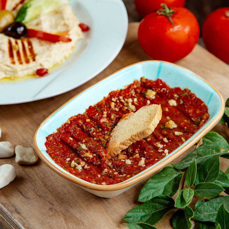 Mezete Entdecken Sie Pul Biber Chiliflocken von Nabali Fairkost, nachhaltig angebaut und direkt aus Tunesien. Mit ihrem intensiven Aroma und der milden Schärfe verfeinern sie eine Vielzahl von Gerichten. Unsere fair gehandelten Gewürze werden in Kooperation mit Roots Natural sorgfältig verarbeitet und bieten höchste Qualität. Perfekt für Fleisch, Gemüse, Suppen und mehr – im praktischen wiederverschließbaren Beutel!