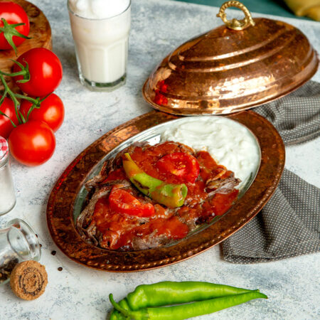 Entdecken Sie Pul Biber Chiliflocken von Nabali Fairkost, nachhaltig angebaut und direkt aus Tunesien. Mit ihrem intensiven Aroma und der milden Schärfe verfeinern sie eine Vielzahl von Gerichten. Unsere fair gehandelten Gewürze werden in Kooperation mit Roots Natural sorgfältig verarbeitet und bieten höchste Qualität. Perfekt für Fleisch, Gemüse, Suppen und mehr – im praktischen wiederverschließbaren Beutel!