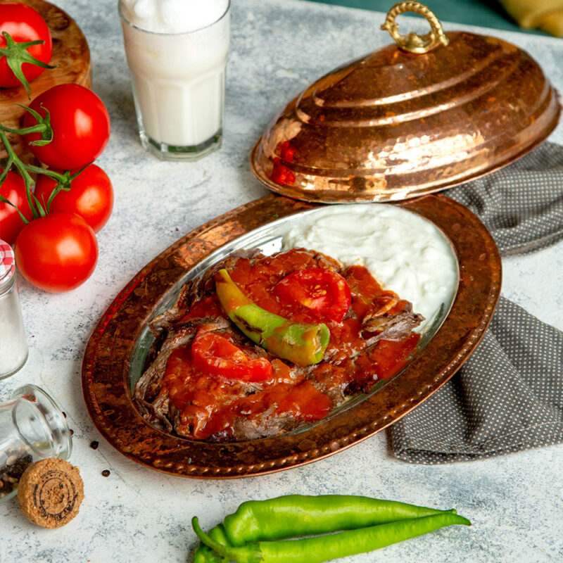 Pulbiber Entdecken Sie Pul Biber Chiliflocken von Nabali Fairkost, nachhaltig angebaut und direkt aus Tunesien. Mit ihrem intensiven Aroma und der milden Schärfe verfeinern sie eine Vielzahl von Gerichten. Unsere fair gehandelten Gewürze werden in Kooperation mit Roots Natural sorgfältig verarbeitet und bieten höchste Qualität. Perfekt für Fleisch, Gemüse, Suppen und mehr – im praktischen wiederverschließbaren Beutel!