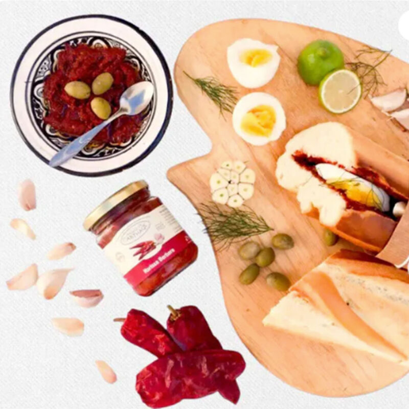 HarissaausTunesienscharfrezept Entdecken Sie die vielseitige, scharfe Harissa aus Tunesien! Diese hochwertige Gewürzpaste verleiht Eintöpfen, Dips, Saucen und Marinaden eine authentische, feurige Note. Probieren Sie unser köstliches Rezept für würzige Harissa-Hähnchenschenkel und erleben Sie den intensiven Geschmack der nordafrikanischen Küche!