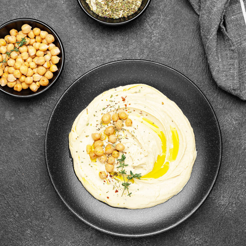 HummusmitLinsen1 Entdecken Sie die köstliche Welt des Hummus! Dieser cremige Dip aus Kichererbsen, Tahini und Olivenöl ist nicht nur vielseitig und gesund, sondern auch einfach selbst herzustellen. Perfekt als Brotaufstrich, Dip oder Beilage – Hummus bringt leckeren Geschmack und pflanzliches Protein in Ihre Küche.