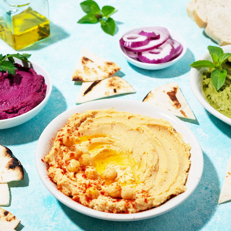 HummusmitLinsen3 Entdecken Sie die köstliche Welt des Hummus! Dieser cremige Dip aus Kichererbsen, Tahini und Olivenöl ist nicht nur vielseitig und gesund, sondern auch einfach selbst herzustellen. Perfekt als Brotaufstrich, Dip oder Beilage – Hummus bringt leckeren Geschmack und pflanzliches Protein in Ihre Küche.