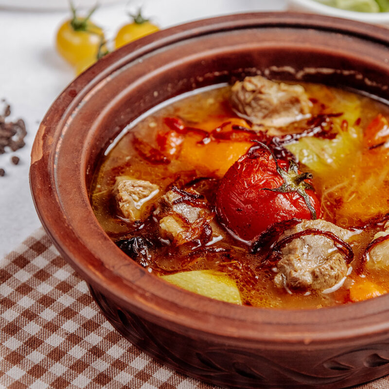 eingelegtezitronen1 Eingelegte Salz-Zitronen sind eine Bereicherung für jede Küche und bringen mit ihrer pikanten, bitteren Note eine völlig neue Geschmacksdimension in Ihre Gerichte. Dank der Vielseitigkeit und einfachen Anwendung sind sie eine perfekte Zutat für kreative, mediterrane und nordafrikanische Rezepte. Probieren Sie es aus und lassen Sie sich von der besonderen Note begeistern, die auch Ottolenghi in seinen Rezepten so liebt!