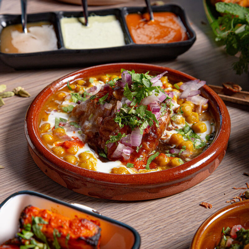 eingelegtezitronen2 Eingelegte Salz-Zitronen sind eine Bereicherung für jede Küche und bringen mit ihrer pikanten, bitteren Note eine völlig neue Geschmacksdimension in Ihre Gerichte. Dank der Vielseitigkeit und einfachen Anwendung sind sie eine perfekte Zutat für kreative, mediterrane und nordafrikanische Rezepte. Probieren Sie es aus und lassen Sie sich von der besonderen Note begeistern, die auch Ottolenghi in seinen Rezepten so liebt!