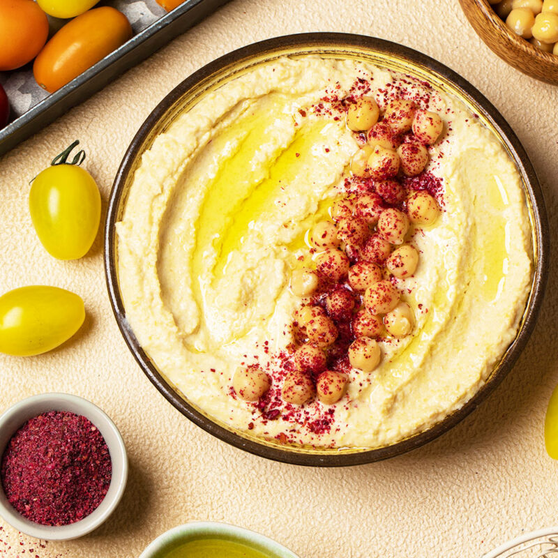 hummusharissa2 Entdecken Sie die köstliche Welt des Hummus! Dieser cremige Dip aus Kichererbsen, Tahini und Olivenöl ist nicht nur vielseitig und gesund, sondern auch einfach selbst herzustellen. Perfekt als Brotaufstrich, Dip oder Beilage – Hummus bringt leckeren Geschmack und pflanzliches Protein in Ihre Küche.