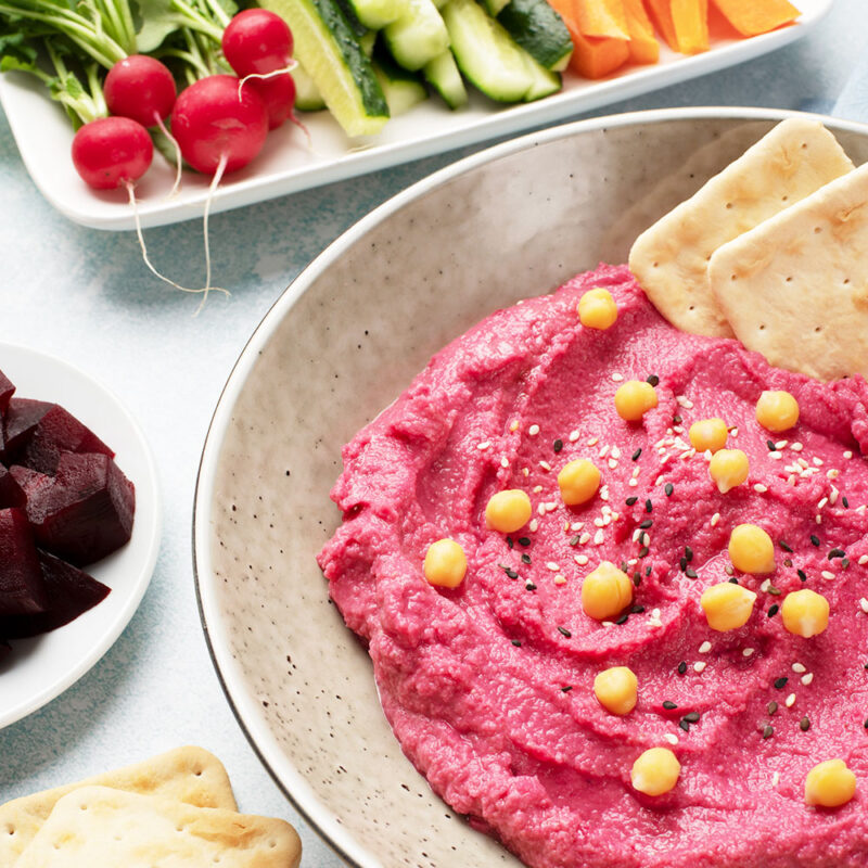 hummusharissa3 Entdecken Sie die köstliche Welt des Hummus! Dieser cremige Dip aus Kichererbsen, Tahini und Olivenöl ist nicht nur vielseitig und gesund, sondern auch einfach selbst herzustellen. Perfekt als Brotaufstrich, Dip oder Beilage – Hummus bringt leckeren Geschmack und pflanzliches Protein in Ihre Küche.