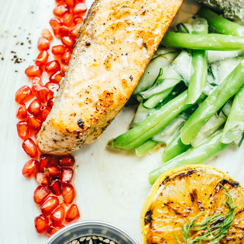 lachsrezept Eingelegte Salz-Zitronen sind eine Bereicherung für jede Küche und bringen mit ihrer pikanten, bitteren Note eine völlig neue Geschmacksdimension in Ihre Gerichte. Dank der Vielseitigkeit und einfachen Anwendung sind sie eine perfekte Zutat für kreative, mediterrane und nordafrikanische Rezepte. Probieren Sie es aus und lassen Sie sich von der besonderen Note begeistern, die auch Ottolenghi in seinen Rezepten so liebt!