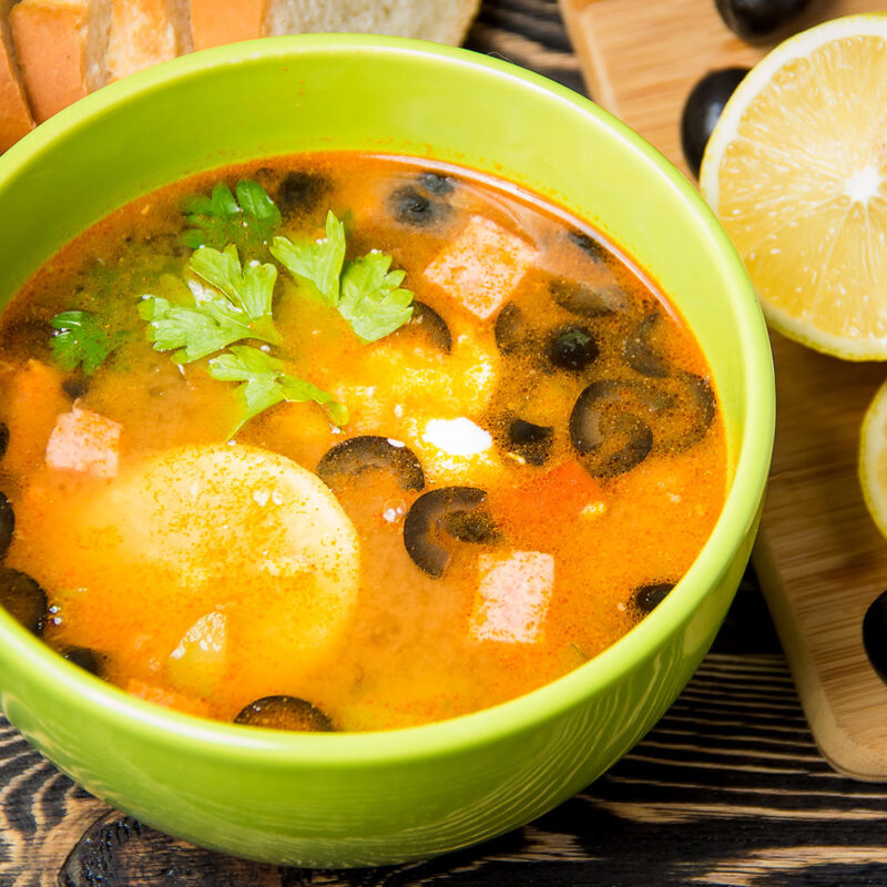 suppenrezept Eingelegte Salz-Zitronen sind eine Bereicherung für jede Küche und bringen mit ihrer pikanten, bitteren Note eine völlig neue Geschmacksdimension in Ihre Gerichte. Dank der Vielseitigkeit und einfachen Anwendung sind sie eine perfekte Zutat für kreative, mediterrane und nordafrikanische Rezepte. Probieren Sie es aus und lassen Sie sich von der besonderen Note begeistern, die auch Ottolenghi in seinen Rezepten so liebt!