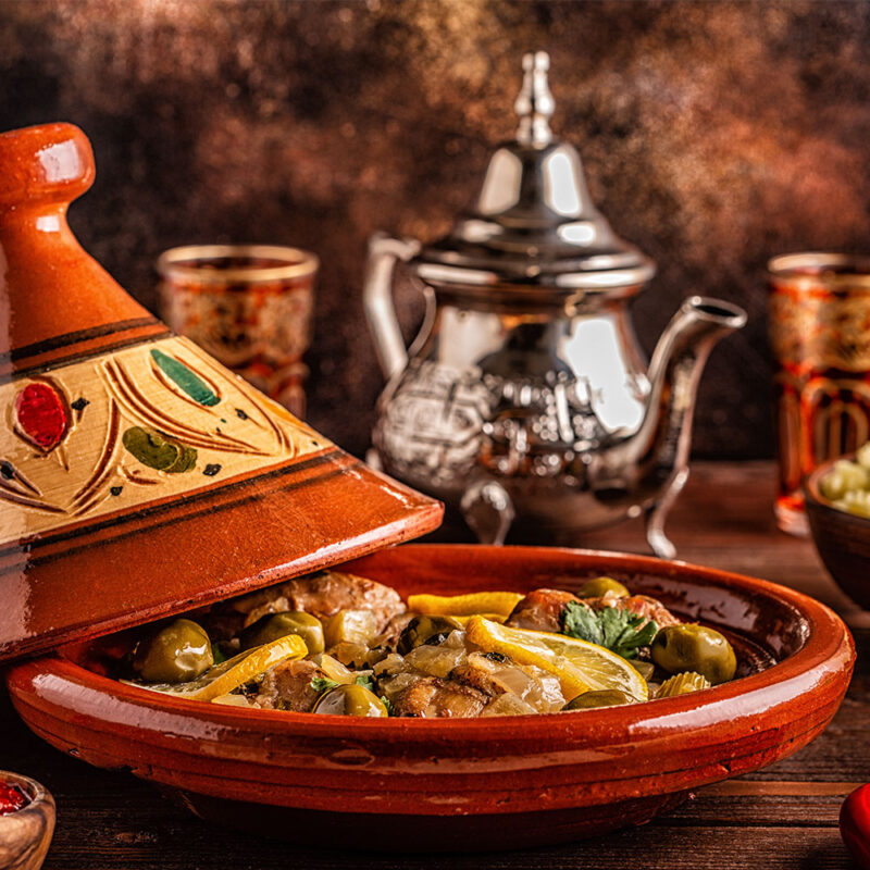 tajinrezept2 Eingelegte Salz-Zitronen sind eine Bereicherung für jede Küche und bringen mit ihrer pikanten, bitteren Note eine völlig neue Geschmacksdimension in Ihre Gerichte. Dank der Vielseitigkeit und einfachen Anwendung sind sie eine perfekte Zutat für kreative, mediterrane und nordafrikanische Rezepte. Probieren Sie es aus und lassen Sie sich von der besonderen Note begeistern, die auch Ottolenghi in seinen Rezepten so liebt!